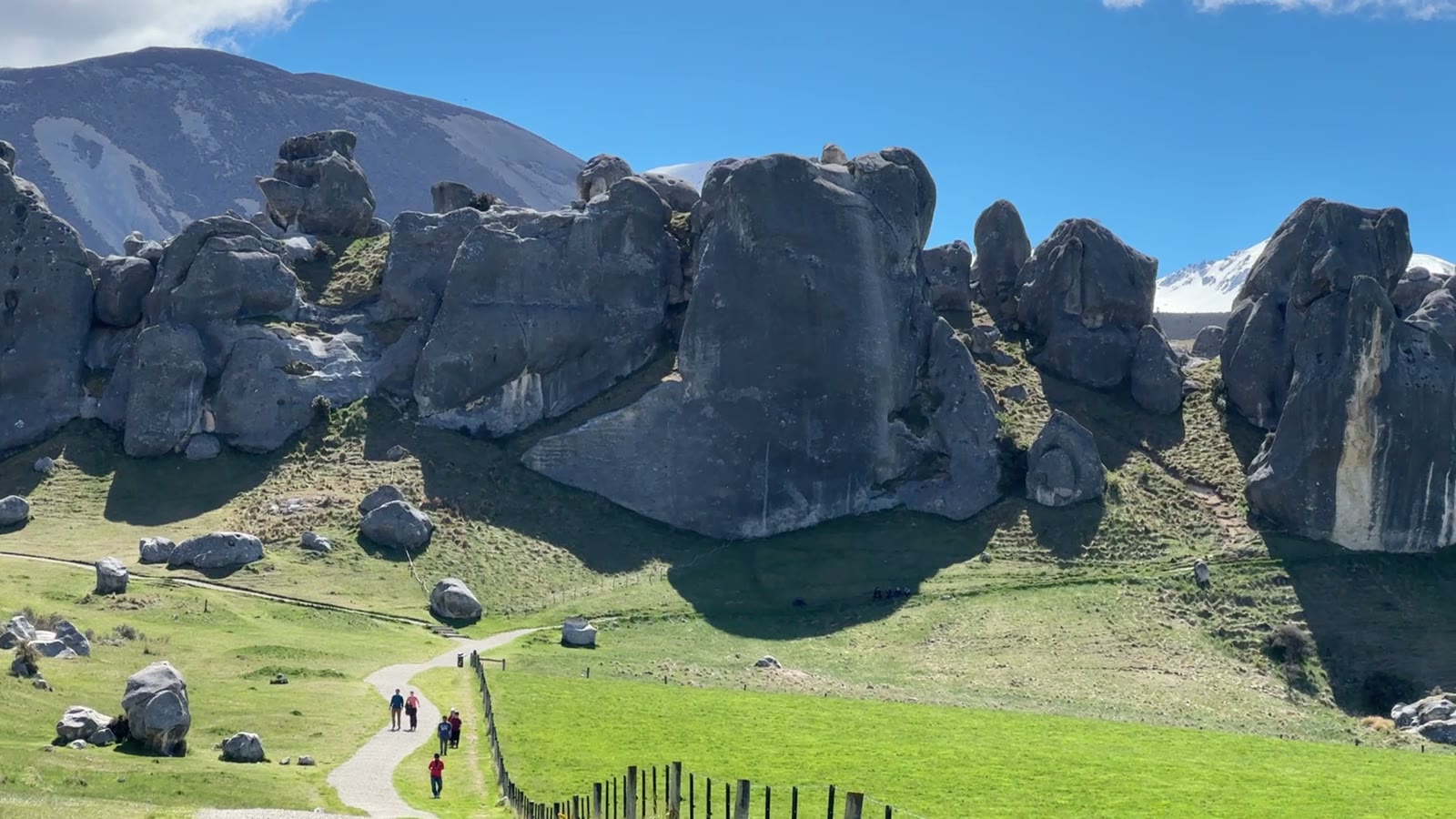 城堡山：草坡上一整片石灰岩巨石