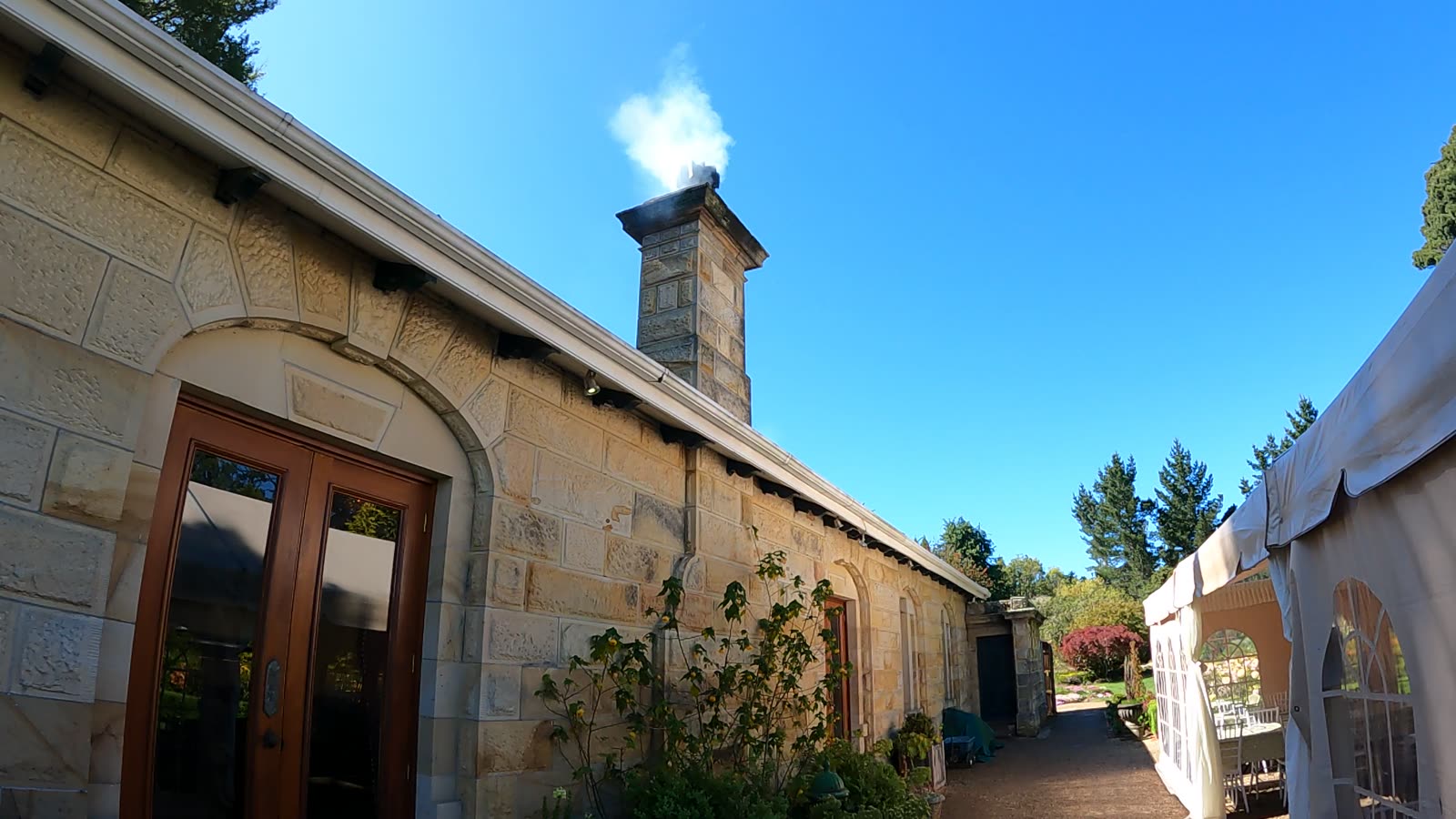 園區裡的 Larnach Lodge